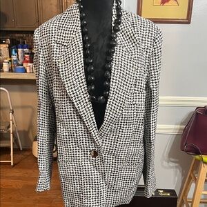 Chic Houndstooth Blazer in Black and White